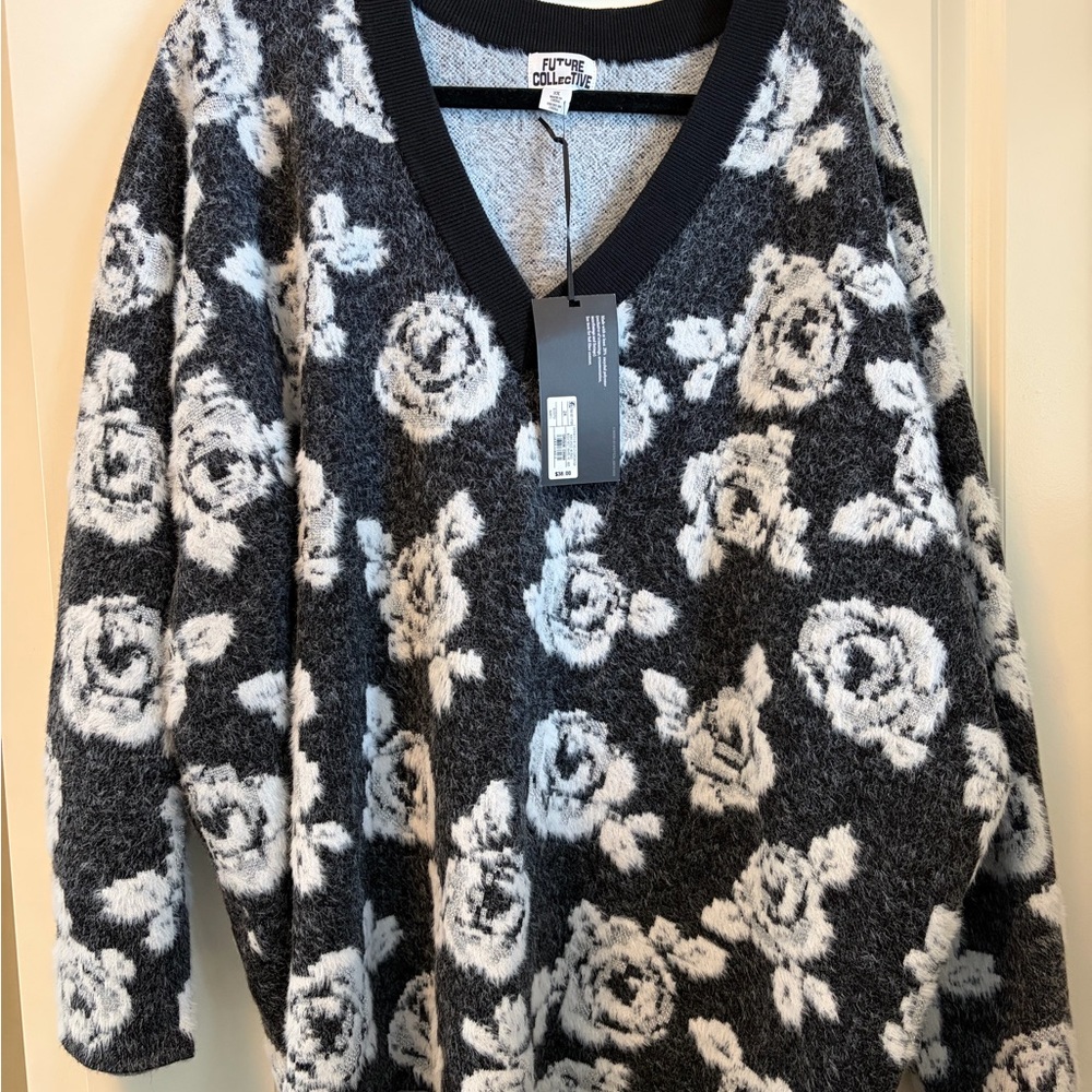 NWT Future Collective Fuzzy Floral V-Neck Sweater in women’s 2x